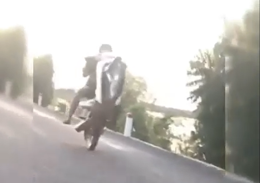 Một nam thanh niên tự tin thể hiện màn bốc đầu xe máy trước sự theo dõi của nhiều người. Vậy nhưng anh chàng không có được cái kết trọn vẹn, bánh xe bất ngờ bị trượt, mất lái rồi lảo đảo lao thẳng xuống con sông bên cạnh.