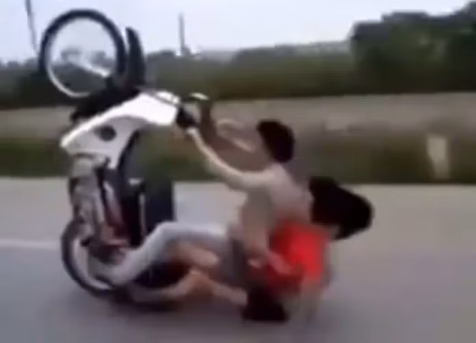 Trước đó, không ít lần mạng xã hội Việt từng chứng kiến những màn bốc đầu phiên bản lỗi của các "dân tổ".