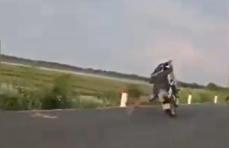 Đáng chú ý hơn, giọng một người đàn ông nói lớn sau màn dân tổ bốc đầu cũng gây chú ý. Cụ thể, người này nói: "Đây là hậu quả của bốc đầu nha mọi người".