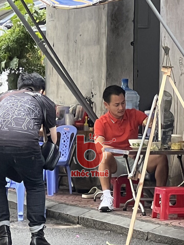 Bên cạnh đó, người đăng tải hình ảnh cũng cho biết, Johnny Đặng hoàn toàn không đeo kim cương hay vàng bạc như lúc bên Mỹ, chắc hẳn anh cũng sợ gặp phải tình trạng đang ăn sáng thì có người đi qua lấy mất. Ảnh: FB Khóc Thuê.