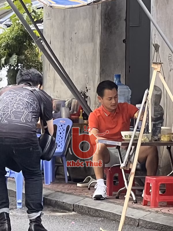 Bên cạnh đó, người đăng tải hình ảnh cũng cho biết, Johnny Đặng hoàn toàn không đeo kim cương hay vàng bạc như lúc bên Mỹ, chắc hẳn anh cũng sợ gặp phải tình trạng đang ăn sáng thì có người đi qua lấy mất. Ảnh: FB Khóc Thuê.