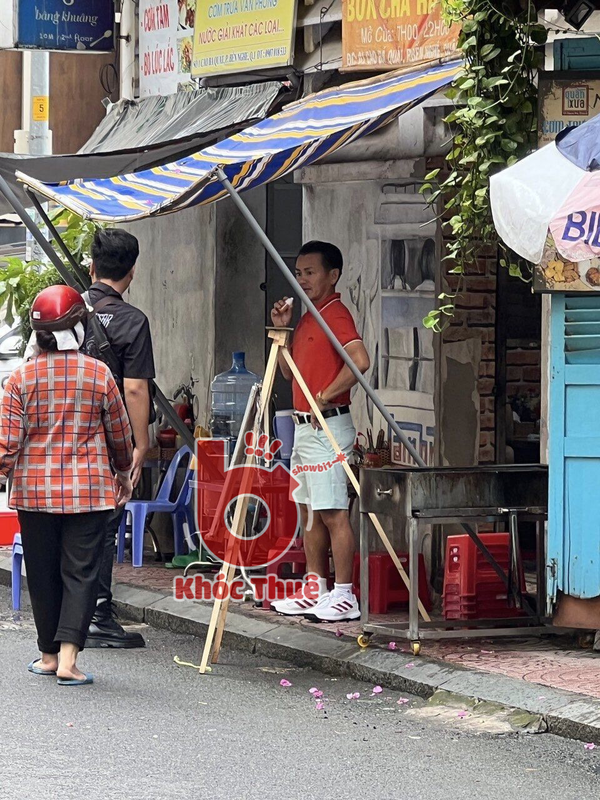 Cụ thể, một độc giả khi đi ăn sáng đã tình cờ bắt gặp Johnny Đặng ở bên kia đường. Nhìn vào hình ảnh có thể thấy, vị đại gia kim cương cũng ngồi vỉa hè và ăn mặc giản dị như bao người khác, chuẩn “người con” Việt dù đã ra nước ngoài sinh sống nhiều năm. Ảnh: FB Khóc Thuê.