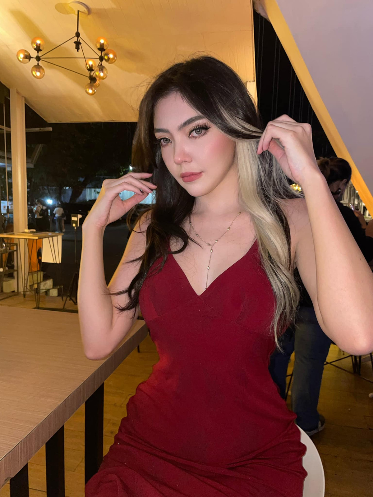 Bên cạnh đó, hot girl Riviere còn phát hành một số album dạng số cũng như nhận lời làm người mẫu ảnh.