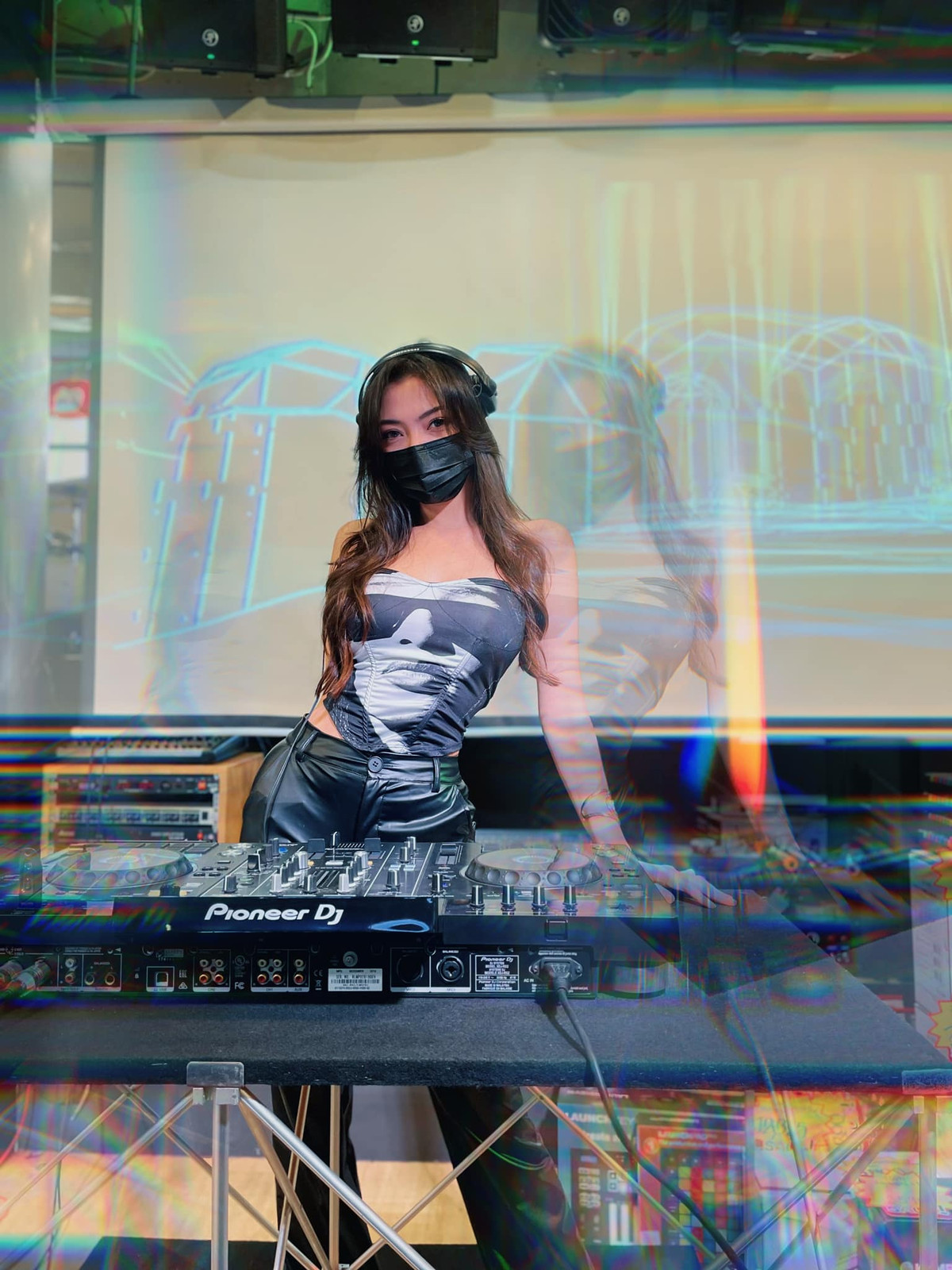 Tài năng cùng vẻ ngoài xinh đẹp, vóc dáng ấn tượng còn giúp DJ Riviere nhận được những lời mời quảng cáo, chụp hình mẫu.