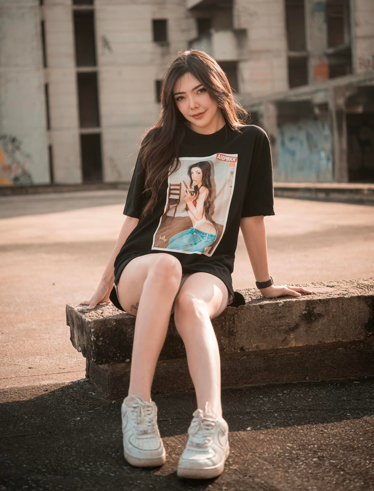 Riviere từng gây ấn tượng với bộ ảnh diện nội y chụp ảnh giữa đồng cỏ.