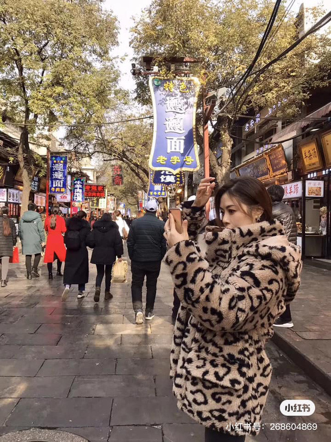 Sinh năm 1967 nghĩa là đã 53 tuổi nhưng mẹ Jolie sở hữu khuôn mặt hack tuổi với làn da mịn màng đáng kinh ngạc.