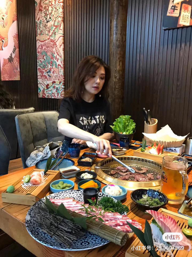 Hiện tại, dân tình liên tục để lại những lời khen có cánh cho mẹ của Jolie. Ai cũng trầm trồ vì không thể tin được người mẹ có nhan sắc hack tuổi.