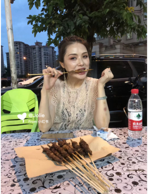 "Trời ơi bảo cô 35 tuổi hay 25 tuổi mình cũng tin ấy chứ ai mà ngờ được là 53 tuổi rồi" hay "Hack tuổi thực sự. Thật ra nhìn da vùng cổ sẽ nhận ra là cô có tuổi rồi nhưng khuôn mặt thì thực sự vẫn quá trẻ so với cái tuổi 53." là những bình luận của dân mạng để lại dưới bài đẳng của Joilie.