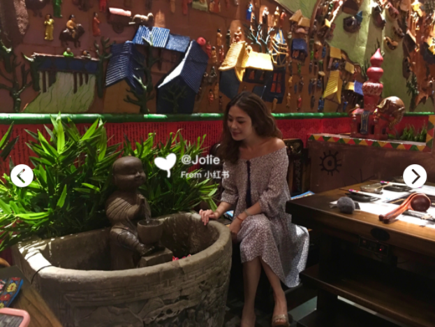 Mẹ Jolie ăn mặc rất có gu.