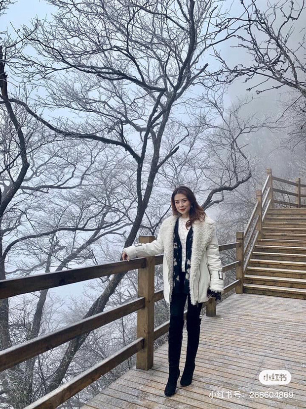 Chưa hết, mẹ Jolie cũng sở hữu phong cách thời trang rất trẻ trung. Cô thường mặc những trang phục đơn giản với màu sắc nhã nhặn nhưng rất tôn dáng.