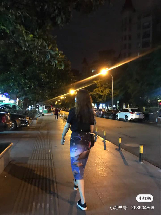 Jolie cho biết mẹ cô rất yêu thích thời trang và dành nhiều thời gian chú ý đến việc làm đẹp.