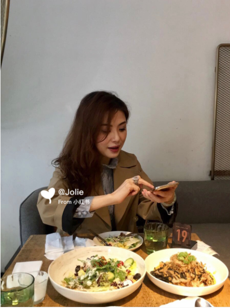 Đặc biệt, mẹ Jolie thường khoe ảnh ăn uống.