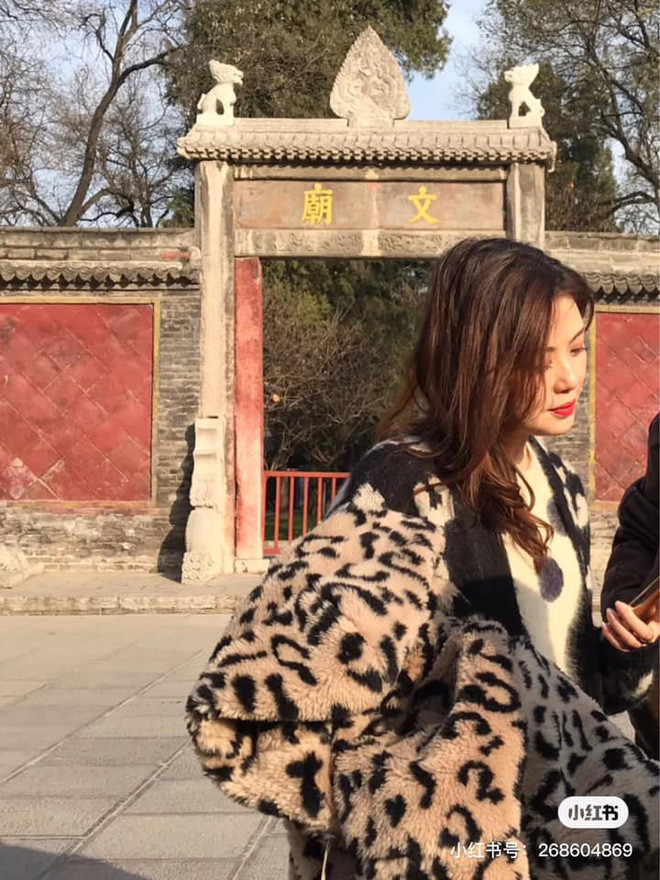 Mới đây, một cô nàng có tên Jolie (sinh năm 1994) gây bão MXH khi khoe những hình ảnh của mẹ mình. Nếu như cô gái này không giới thiệu trước thì có lẽ mọi người sẽ nghĩ người phụ nữ trong ảnh là bạn hay thậm chí là chị của cô.