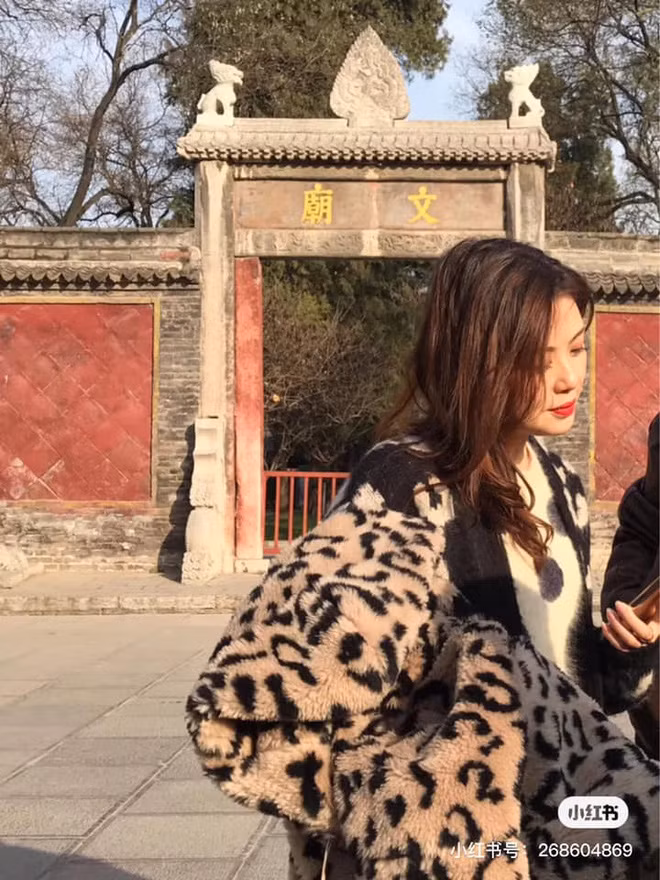 Mới đây, một cô nàng có tên Jolie (sinh năm 1994) gây bão MXH khi khoe những hình ảnh của mẹ mình. Nếu như cô gái này không giới thiệu trước thì có lẽ mọi người sẽ nghĩ người phụ nữ trong ảnh là bạn hay thậm chí là chị của cô.