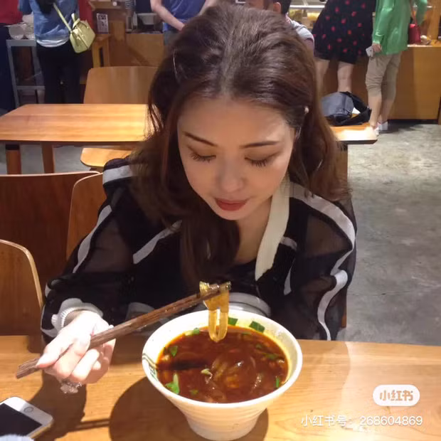 Không chỉ có gương mặt hack tuổi, mẹ Jolie cũng rất mảnh mai, gọn gàng. Đôi chân dài thẳng tắp, thon thả của cô khiến cho cô gái đôi mươi nào cũng phải ghen tỵ.