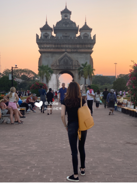 Nhìn từ phía sau của mẹ Jolie thì có khác gì gái đôi mươi.