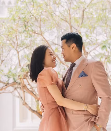 Anh trai rich kid Tiên Nguyễn viết: "Gửi đến người vợ sắp cưới của anh - Ngô Phương Linh, anh yêu em. Anh yêu em nhiều hơn những gì em có thể nghĩ. Anh xin hứa sẽ làm cho em luôn cảm thấy được yêu thương, nuông chiều và được trân trọng trong từng khoảnh khắc của cuộc đời chúng mình.