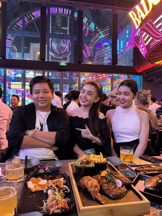 Nhà hàng của Khoa Pug tại Mỹ từng gặp sự cố bị một người đàn ông lạ mặt tạt sơn vào biển hiệu và trước cửa hàng ngay trước 1 ngày khai trương. Anh phải thuê các công nhân với mức giá 200 USD/ngày công để xử lý cạo sạch những vết sơn loang lổ.