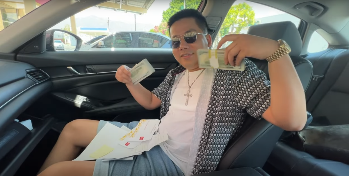 Riêng clip chỉ có 12 giây nhưng thu hút 4,3 triệu lượt xem, quay lại bước đi của Khoa Pug với đôi chân đã được kéo dài.