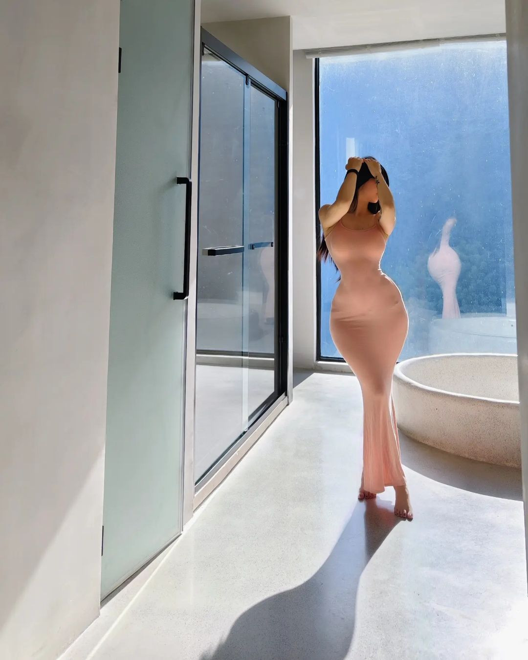 Tiêu Nữ rất chăm chỉ tập luyện để giữ hình thể đồng hồ cát siêu thực.