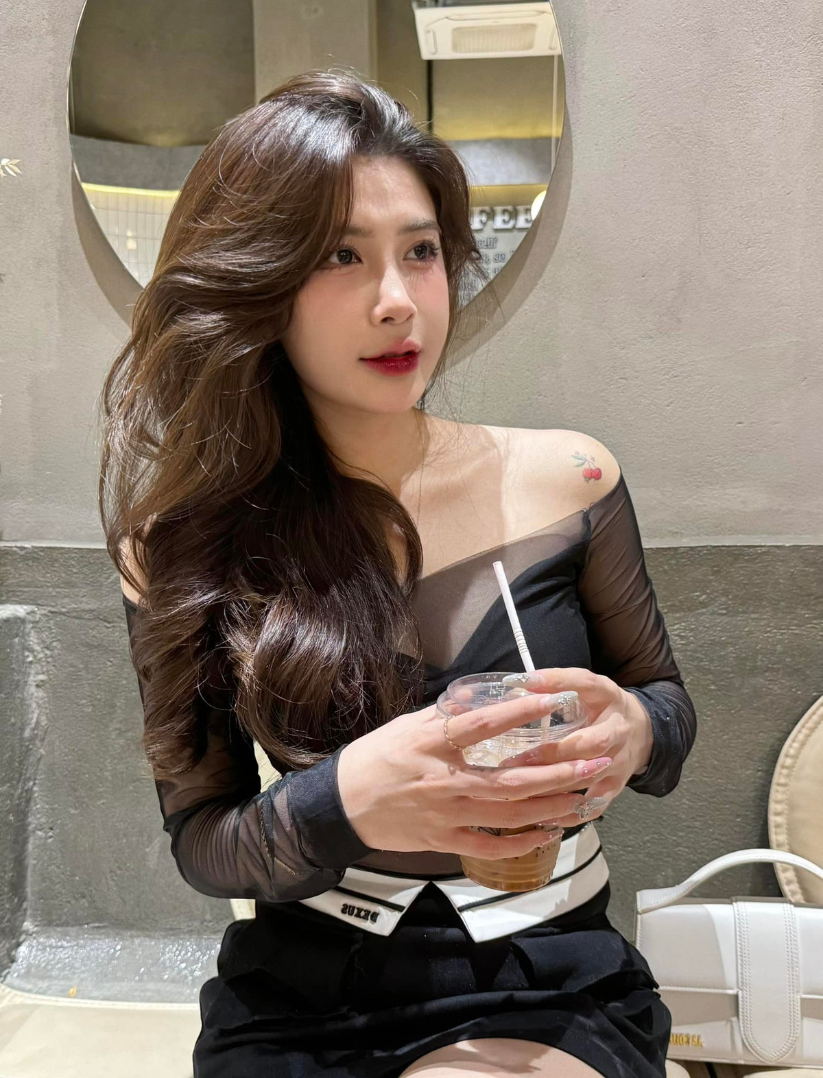 Quỳnh Ami cho biết, cô bén duyên với công việc streamer từ năm học lớp 10. Sở dĩ cô gắn bó với công việc này lâu dài đến vậy vì một phần là đam mê và một phần là muốn kiếm thêm thu nhập.