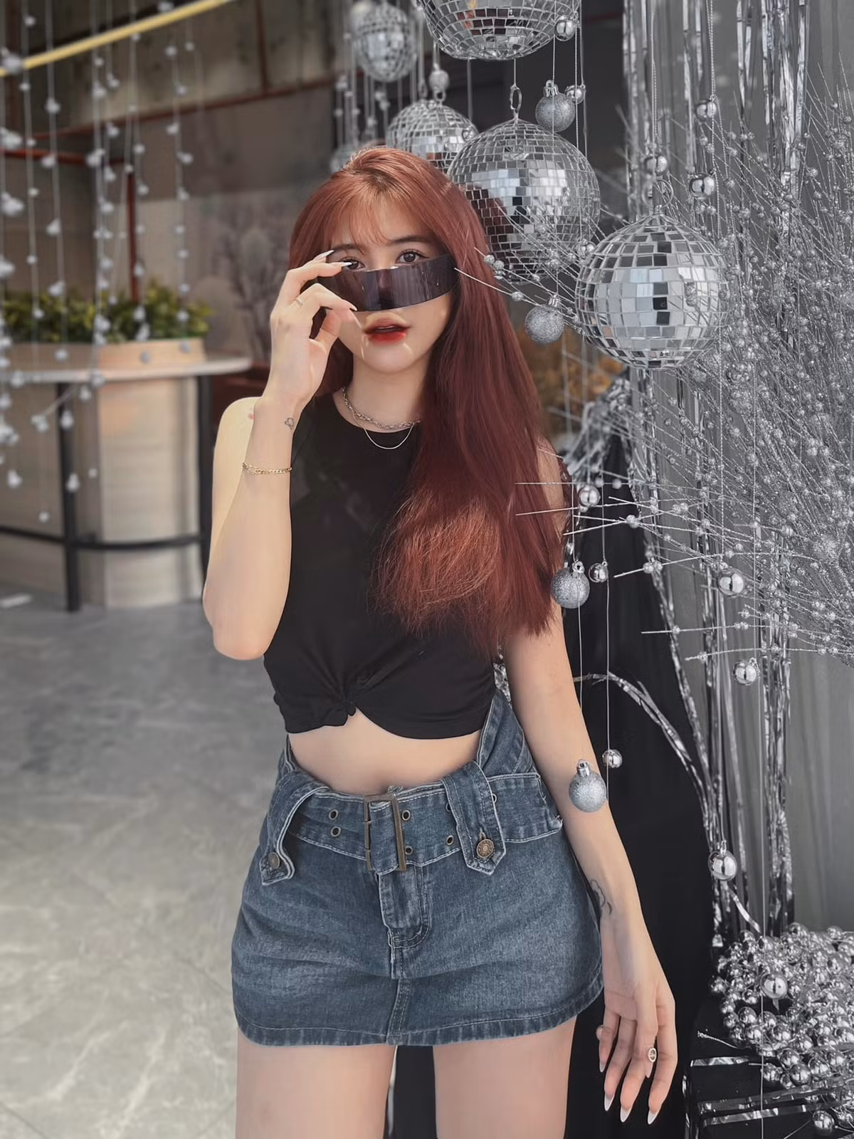 Sau đó, Quỳnh Ami đã trở thành một người mẫu quảng cáo, người mẫu giới thiệu sản phẩm cho các nhãn hàng thời trang, mỹ phẩm dành cho tuổi teen. Công việc này đã mang đến cho Diễm Quỳnh nhiều cơ hội trải nghiệm thú vị và giúp cô thêm trưởng thành hơn.