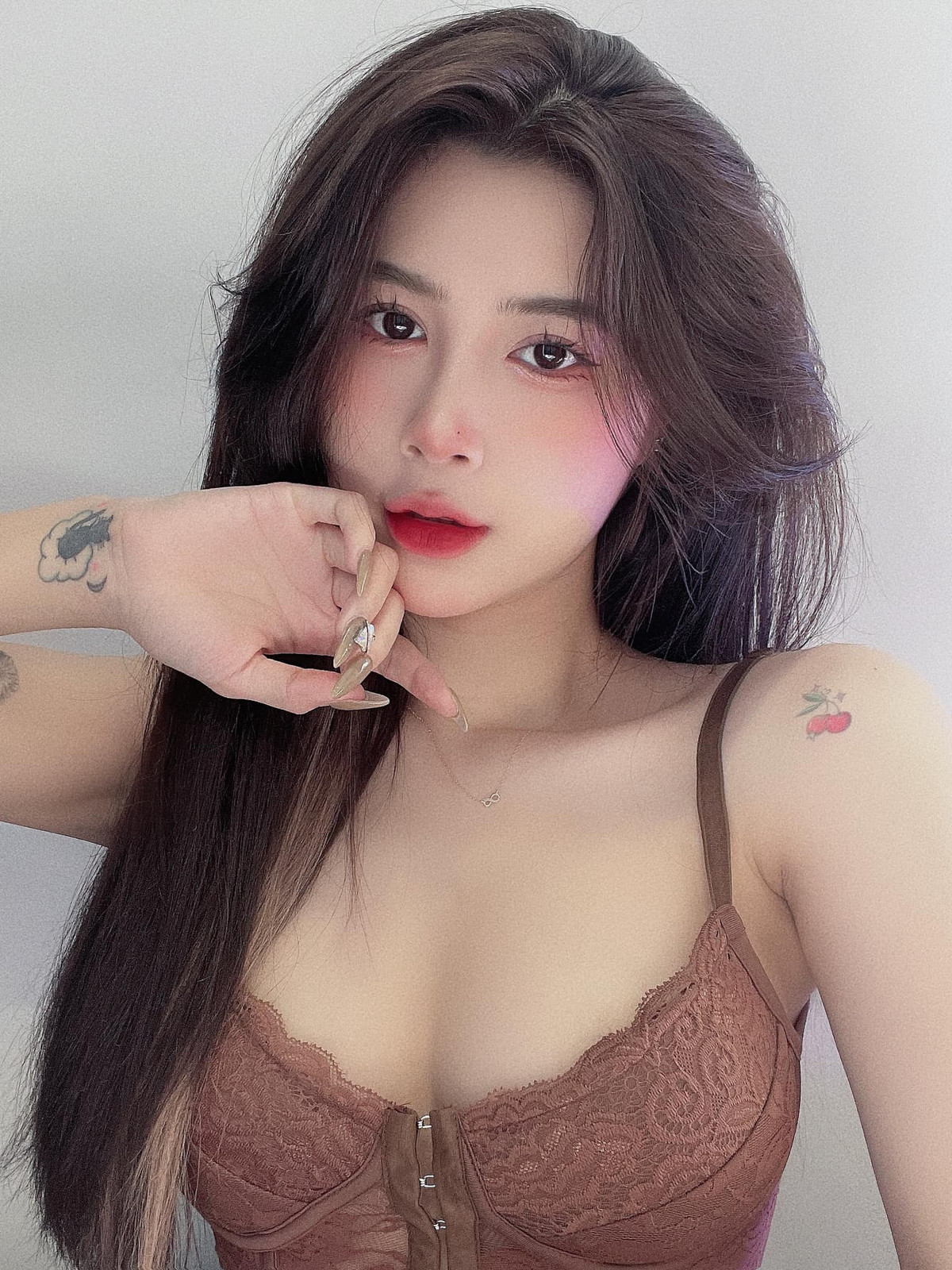 Xem trang cá nhân của Quỳnh Ami sẽ dễ dàng nhận thấy cô nàng 10X này yêu thích nhất phong cách quyến rũ.