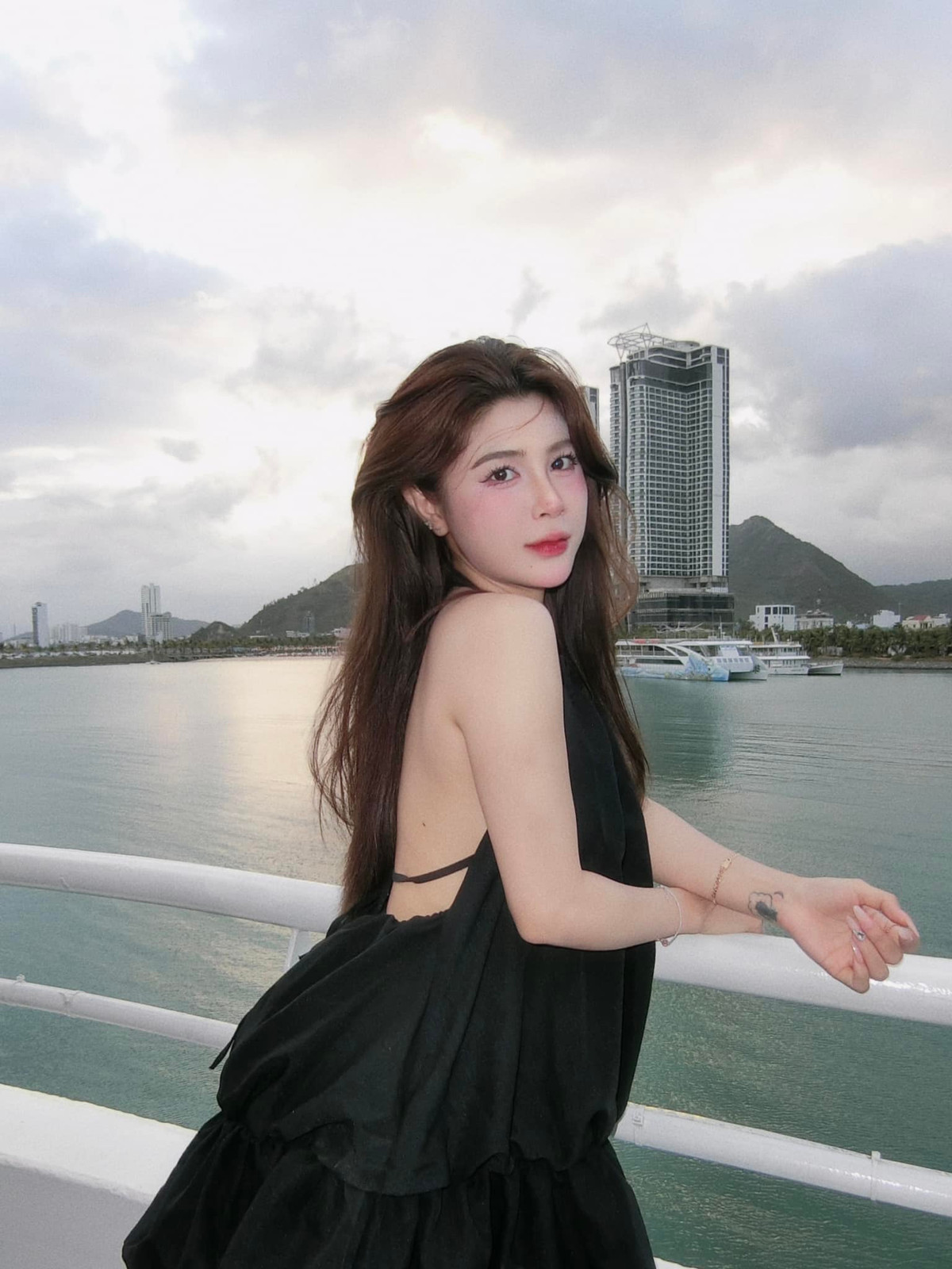 iện tại, kênh Tiktok của Quỳnh Ami đã có hơn 435 nghìn lượt theo dõi. Tài khoản Instagram và Facebook của cô nàng đều có hơn 100 nghìn lượt theo dõi.