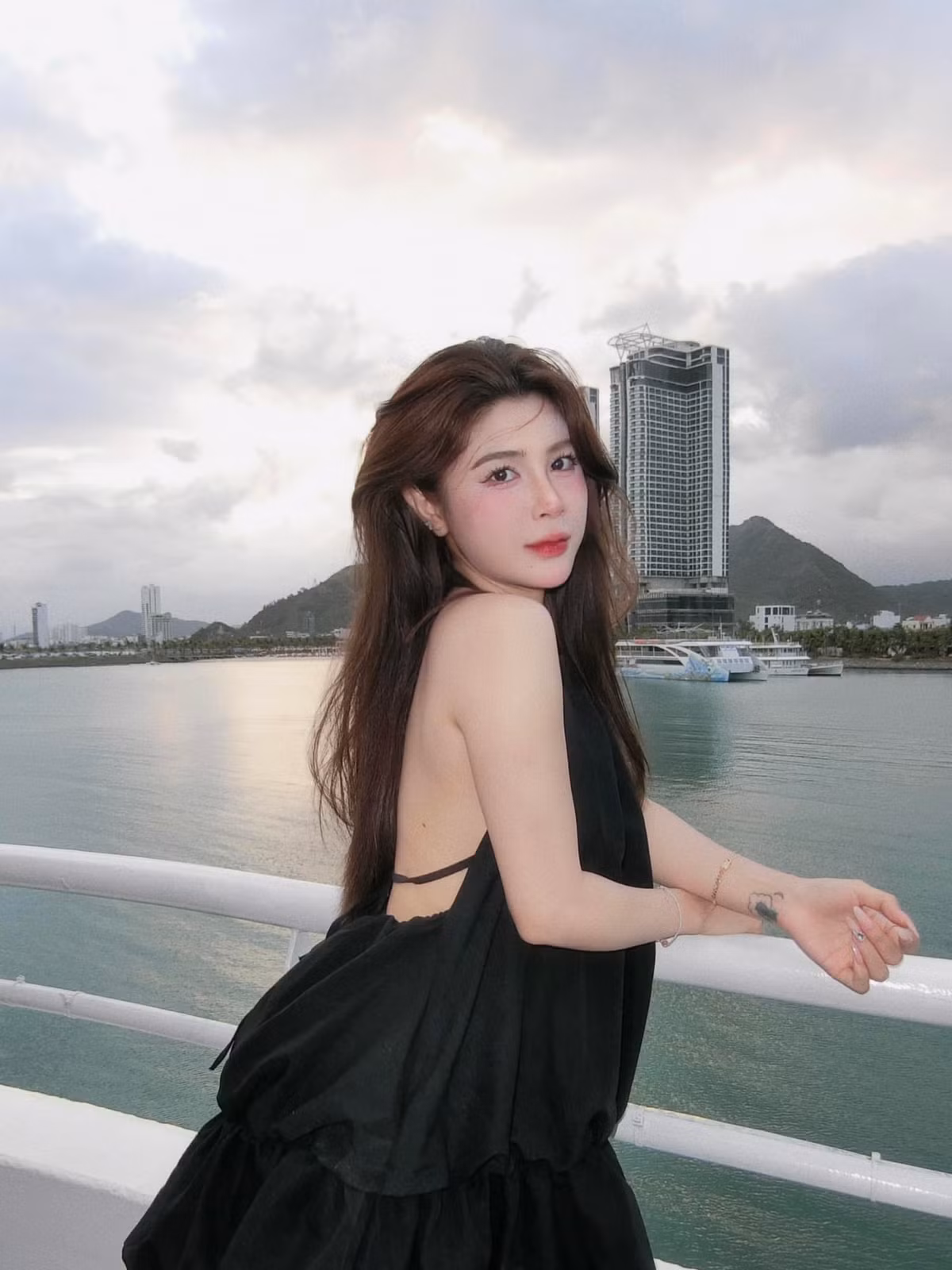 iện tại, kênh Tiktok của Quỳnh Ami đã có hơn 435 nghìn lượt theo dõi. Tài khoản Instagram và Facebook của cô nàng đều có hơn 100 nghìn lượt theo dõi.