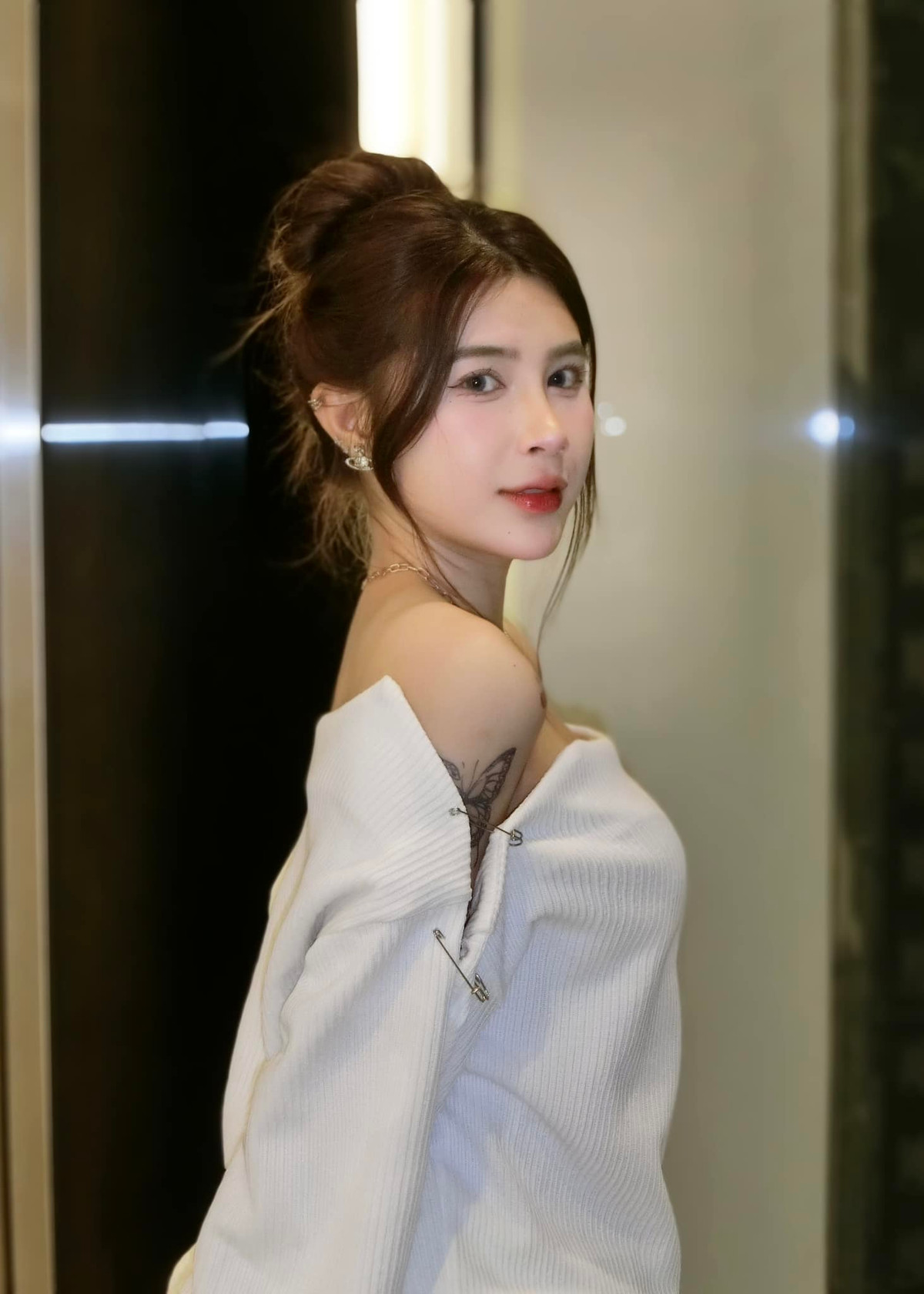 Quỳnh Ami tên thật là Diễm Quỳnh, là một streamer, hot Tiktoker nổi tiếng. Cô là một trong số nữ streamer nổi tiếng nhất tại Việt Nam.