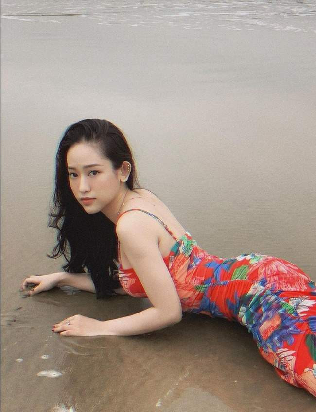 Thúy Vi đang có sự thay đổi trong phong cách thời trang, từ bánh bèo gợi cảm sang có phần cá tính hơn. Cô nàng thường chọn mặc kiểu áo croptop với dáng lạ mắt đặc biệt là đường dây nối hai bên ở giữa để lộ vòng 1 lấp ló.