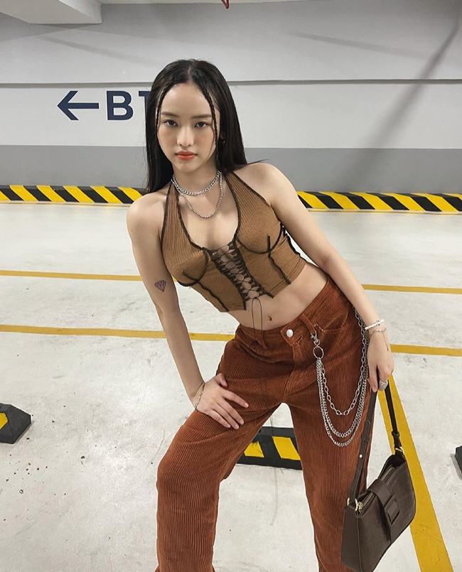 Trong bức ảnh này, hot girl Thúy Vi chọn diện thiết kế độc đáo với áo croptop ôm sát có chi tiết tôn vòng 1.