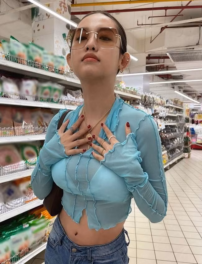 Dù diện trang phục dài nhưng bộ đồ của Thúy Vi được tạo điểm nhấn bởi những chi tiết cut-out lại ôm dáng nên vẫn khoe triệt để đường cong. Kiểu quần suông dáng dài được cắt xẻ ở phần đùi tạo dáng tam giác.