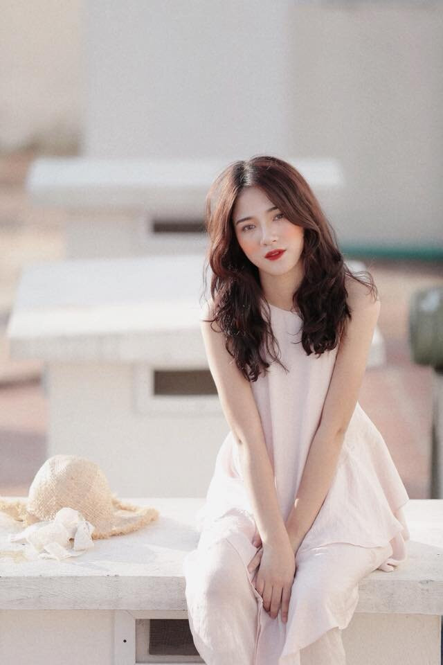 Tiêu Ngọc cao 1m65, sở hữu vẻ đẹp trong veo, đôi mắt to, là da trắng và mái tóc dài…, vì thế cô nàng lúc nào cũng nhận được nhiều sự yêu mến của cư dân mạng.