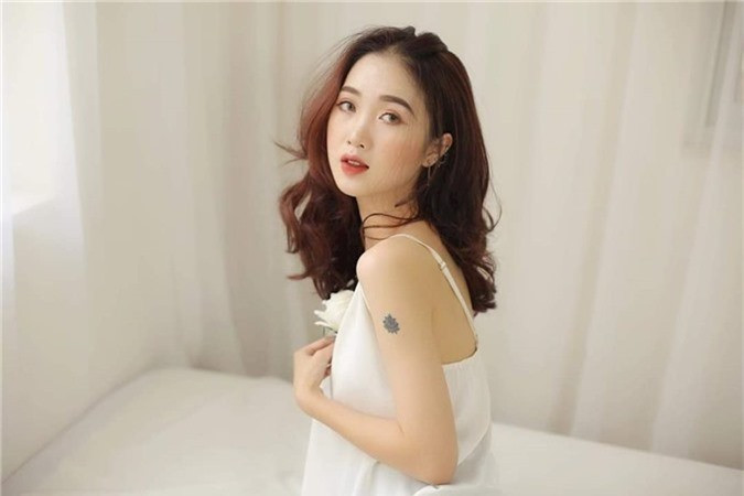 Diệp Anh là sinh viên ngành Sư phạm âm nhạc, khoa Nghệ thuật – trường Đại học Sư phạm Hà Nội. Ngoài việc đi học, cô nàng còn làm mẫu ảnh, mẫu quảng cáo và ca hát.