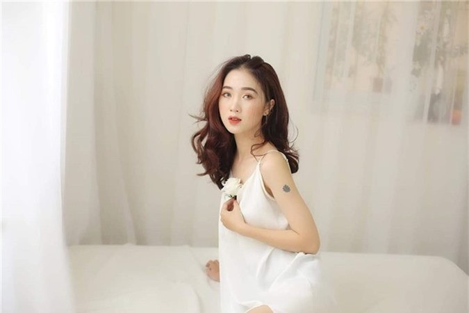 Không chỉ nổi tiếng vì ngoại hình xinh đẹp, cô nàng Anna Diệp còn được cư dân mạng nhớ đến bởi giọng hát cực ngọt ngào. Hot girl ĐH Sư phạm Hà Nội này có tên thật là Nguyễn Diệp Anh. Cô sinh năm 2000 và đến từ Hà Nội.