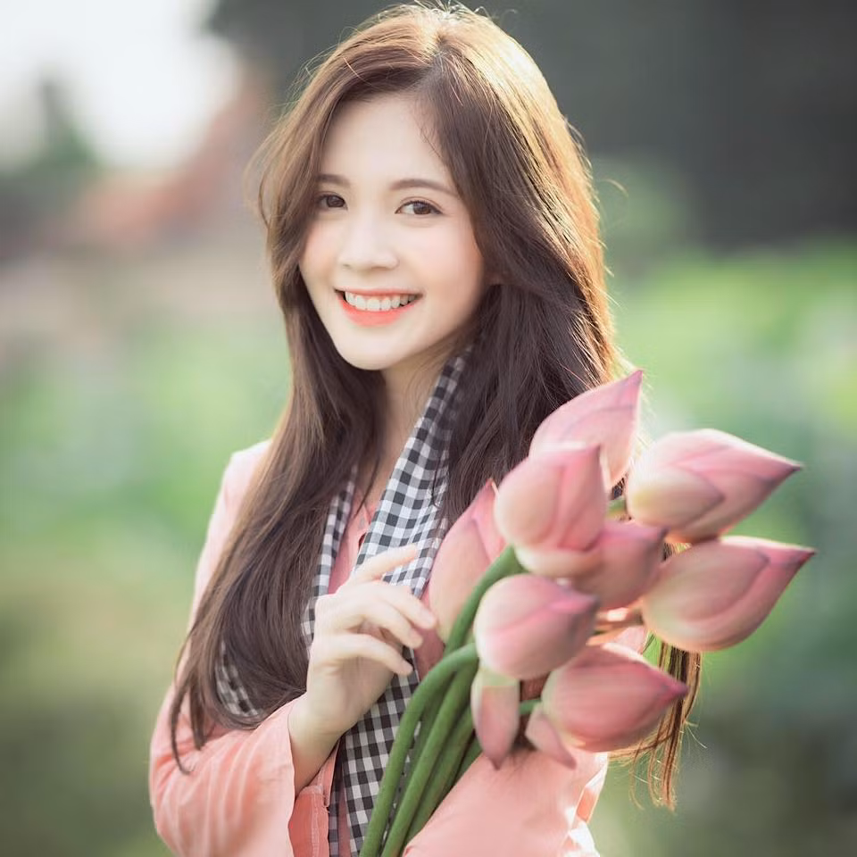 Ngọc Huyền sở hữu gương mặt khả ái, nụ cười duyên dáng cùng làn da trắng ngay lập tức khiến mọi người đặc biệt chú ý trong từng khung hình.