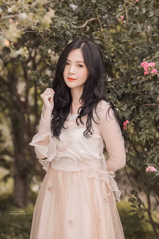 Ngọc Huyền là cô gái tiếp theo được cộng đồng mạng ưu ái đặt cho biệt danh “hot girl đồng phục”. Những hình ảnh của cô trong bộ đồng phục thể dục Trường Đại học Sư phạm Hà Nội thu hút hàng nghìn lượt cảm xúc.