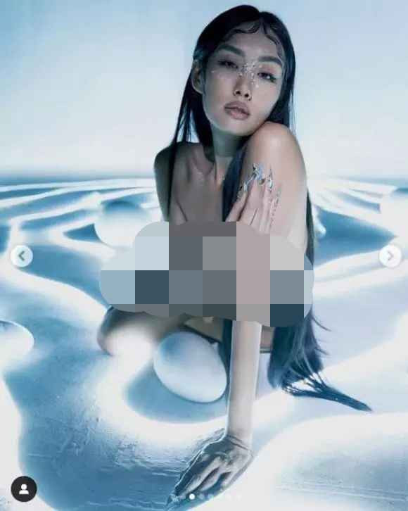 Mới đây, Thảo Nhi Lê gây chú ý khi tung bộ ảnh "nóng bỏng mắt" trên trang cá nhân. Xuyên suốt quá trình thực hiện, nàng rich kid hoàn toàn để cơ thể trần trụi.