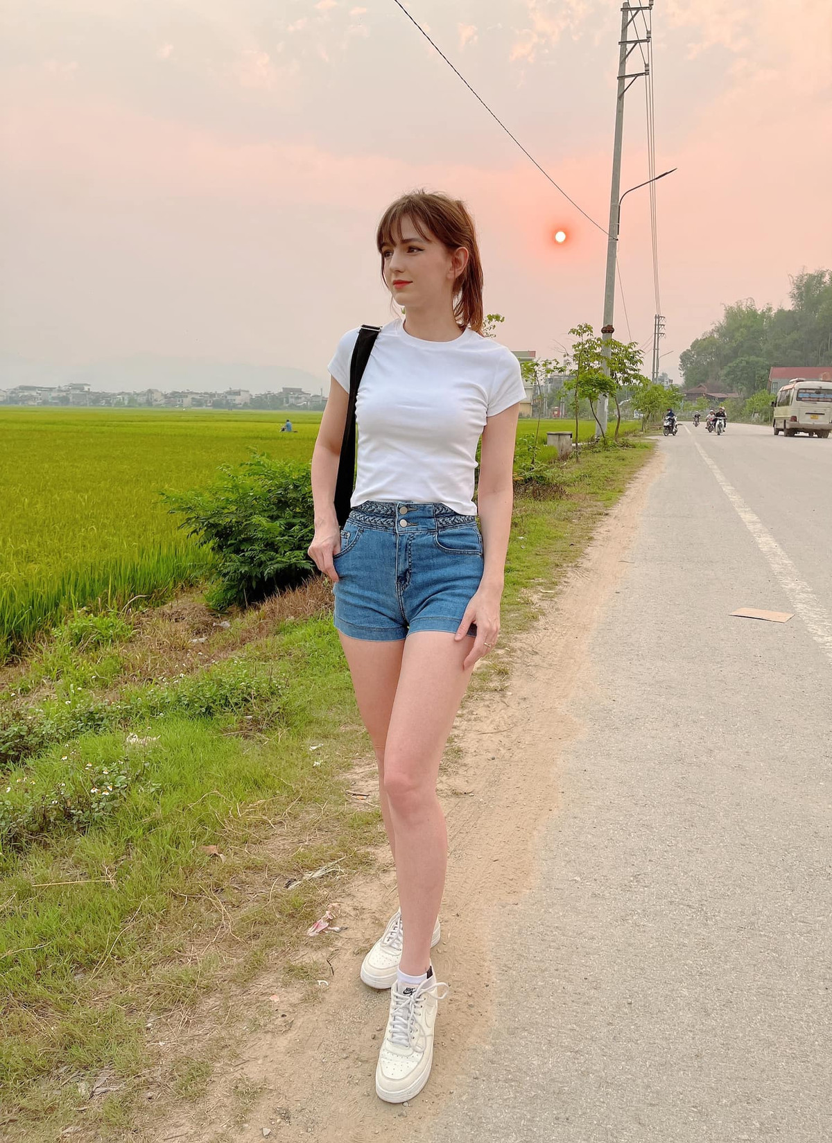 Năm 2020, bức ảnh một cô gái ngoại quốc không mặc quần áo, chỉ quấn duy nhất chiếc khăn tắm đang ngồi trên giường bấm điện thoại được chia sẻ rộng rãi trên mạng xã hội. Nhiều ý kiến cho rằng, cô gái kia chính là nữ DJ Ukraine nổi danh Alexandra Rud.