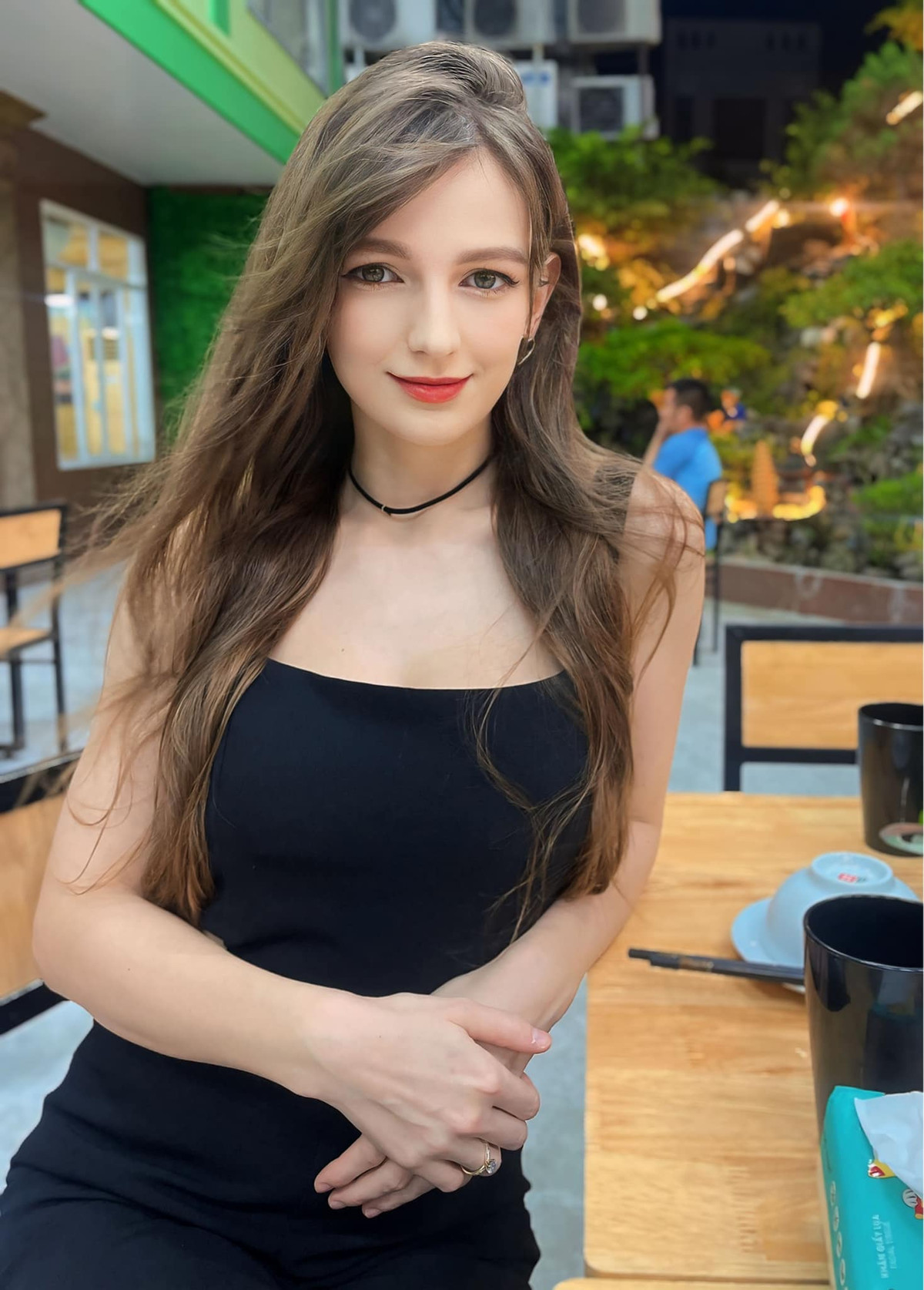 "Đây không phải là tôi. Tôi chưa bao giờ có màu tóc đen, tóc mái của tôi cũng không dài như vậy. Và tôi không thích đeo đồng hồ, càng không đeo đồng hồ màu đen, kể cả là Apple Watch như trong hình. Tôi cũng không bao giờ xăm mình. Anh chị nào thích gặp rắc rối với công an như anh ở dưới đây thì cứ đặt chuyện mà chia sẻ clip cô gái nào đó này nhé. Việt Nam đã có luật an ninh mạng" - Nữ DJ Ukraine Alexandra Rud thanh minh.