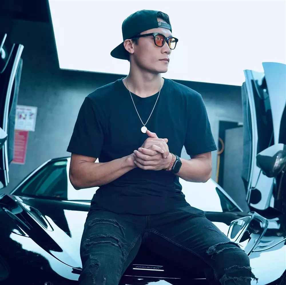 Bên cạnh tập trung cho sự nghiệp quần đùi áo số, Dũng "Gôn" còn làm mẫu ảnh, đại diện cho không ít nhãn hàng. Nhờ đó mà cuộc sống của thủ thành xứ Thành ngày càng "nở hoa".