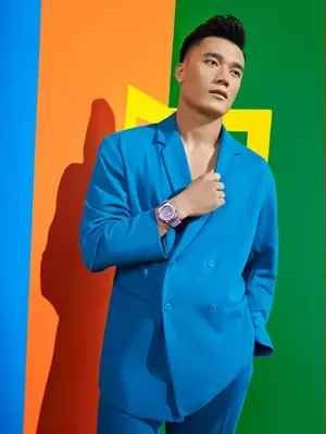 Trông Bùi Tiến Dũng rất trẻ trung, lịch thiệp, khác hẳn hình ảnh quần đùi áo số thường thấy. Song gây chú ý hơn cả là chiếc đồng hồ sặc mùi tiền ông xã Dianka Zakhidova phối cùng bộ đồ.