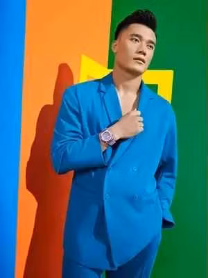 Trông Bùi Tiến Dũng rất trẻ trung, lịch thiệp, khác hẳn hình ảnh quần đùi áo số thường thấy. Song gây chú ý hơn cả là chiếc đồng hồ sặc mùi tiền ông xã Dianka Zakhidova phối cùng bộ đồ.