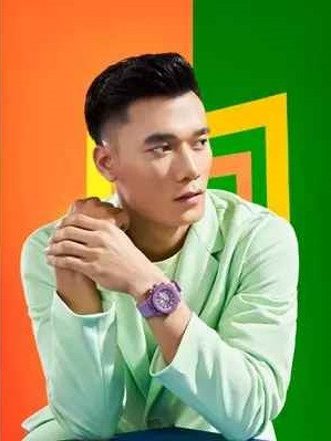 Được biết, món phụ kiện đắt đỏ này đến từ một thương hiệu đình đám, là phiên bản giới hạn chỉ có 200 chiếc trên toàn cầu đang được giới mộ điệu đồng hồ săn đón.