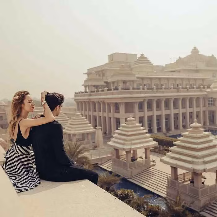 Sau cả thập kỷ, kiểu chụp ảnh cầm tay người yêu đi du lịch này vẫn còn được không ít người áp dụng dù không còn nổi như xưa. Không chỉ có sự nghiệp thăng hoa nhờ bộ ảnh để đời, sau khi nổi tiếng, Murad và Nataly cũng có cái kết vô cùng hạnh phúc.