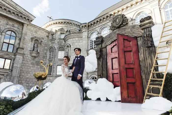 Trên Instagram, cha đẻ của trào lưu #FollowMeTo hiện có gần 4 triệu người theo dõi và Nataly có gần 1 triệu người theo dõi.