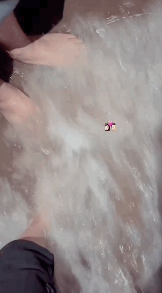 Theo đó trên Instagram của mình, Hàn Hằng đã đăng một chiếc story quay video, úp mở đôi chân của người đàn ông đang cùng mình lội nước. Một vài netizen thậm chí còn cho rằng cô đang... tắm chung cùng bạn trai trong bể jacuzzi.