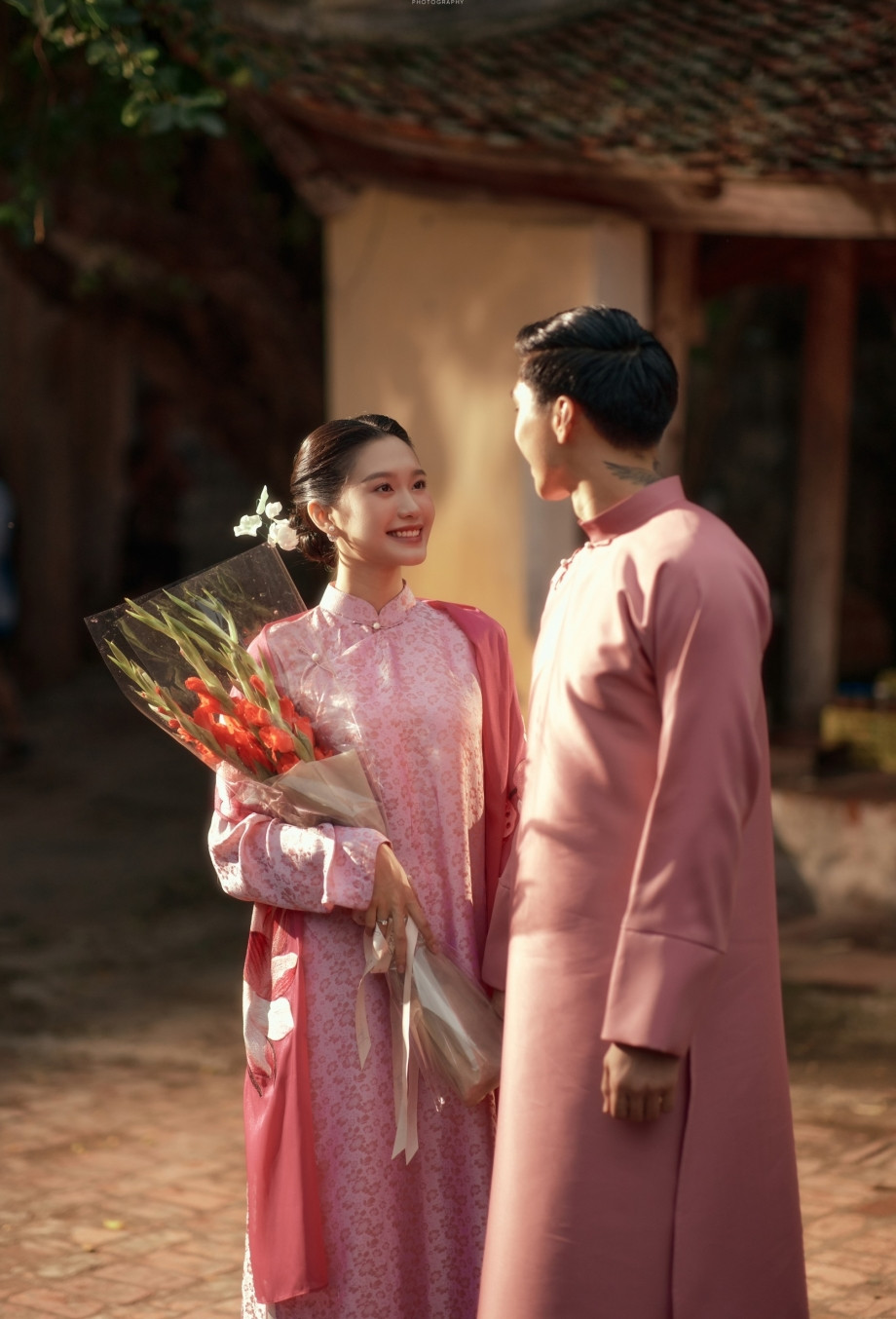 Dù chính chủ không tiết lộ là đi đâu mà vất vả đến vậy nhưng các netizen nhanh chóng phát hiện ra cô nàng đi mời cưới.