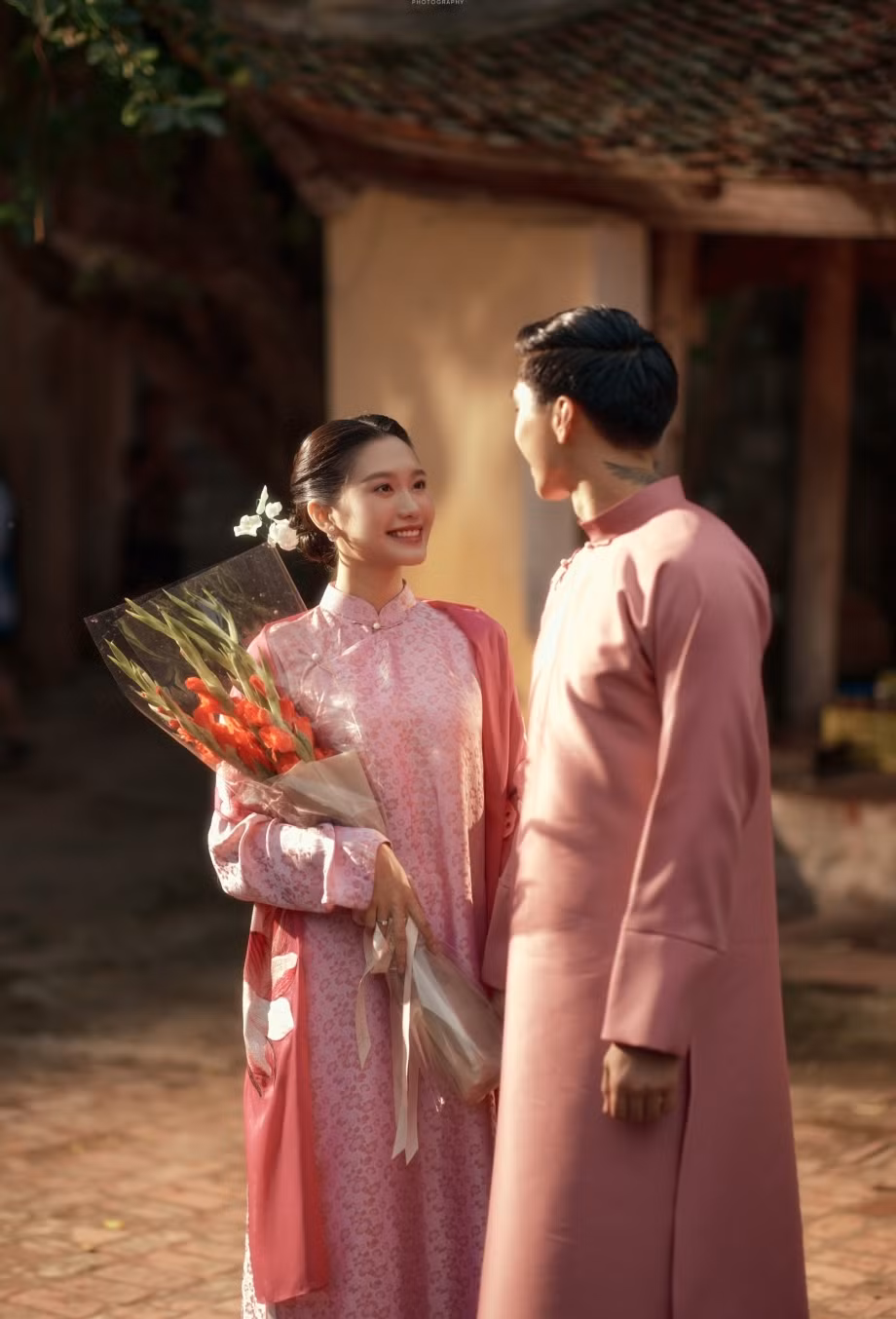 Dù chính chủ không tiết lộ là đi đâu mà vất vả đến vậy nhưng các netizen nhanh chóng phát hiện ra cô nàng đi mời cưới.